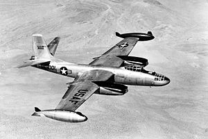 Первый полет бомбардировщика North American B-45 Tornado