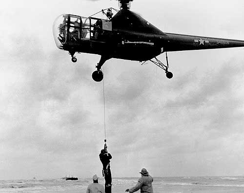 Первая в мире спасательная операция с использованием вертолетов