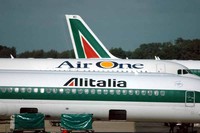 Alitalia закрывает дочернюю авиакомпанию Air One