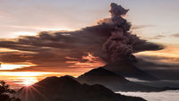 Аэропорт на Бали все еще закрыт из-за извержения вулкана
