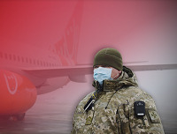 Украинские пограничники и врачи проверяют температуру тела пассажирам, прибывшим рейсами из Италии